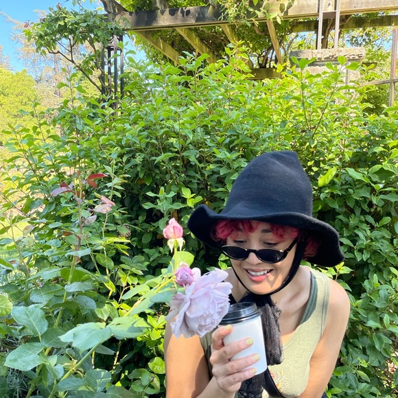 Meet your Posher, Kiyomi Lux - Picture 3 of 4